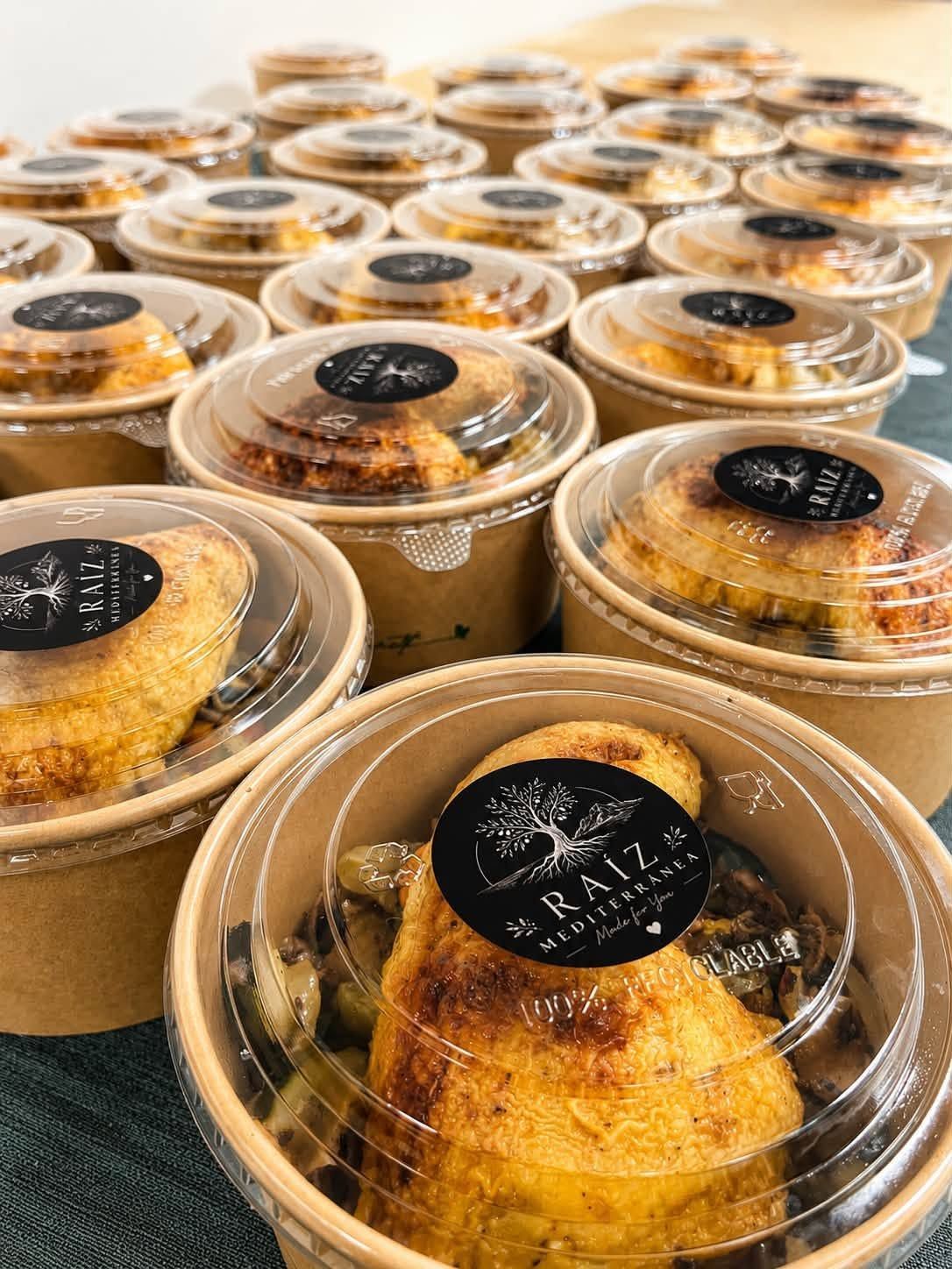 Filas de vasitos con tapa transparente que contienen mini bizcochos tipo bundt con etiquetas negras encima