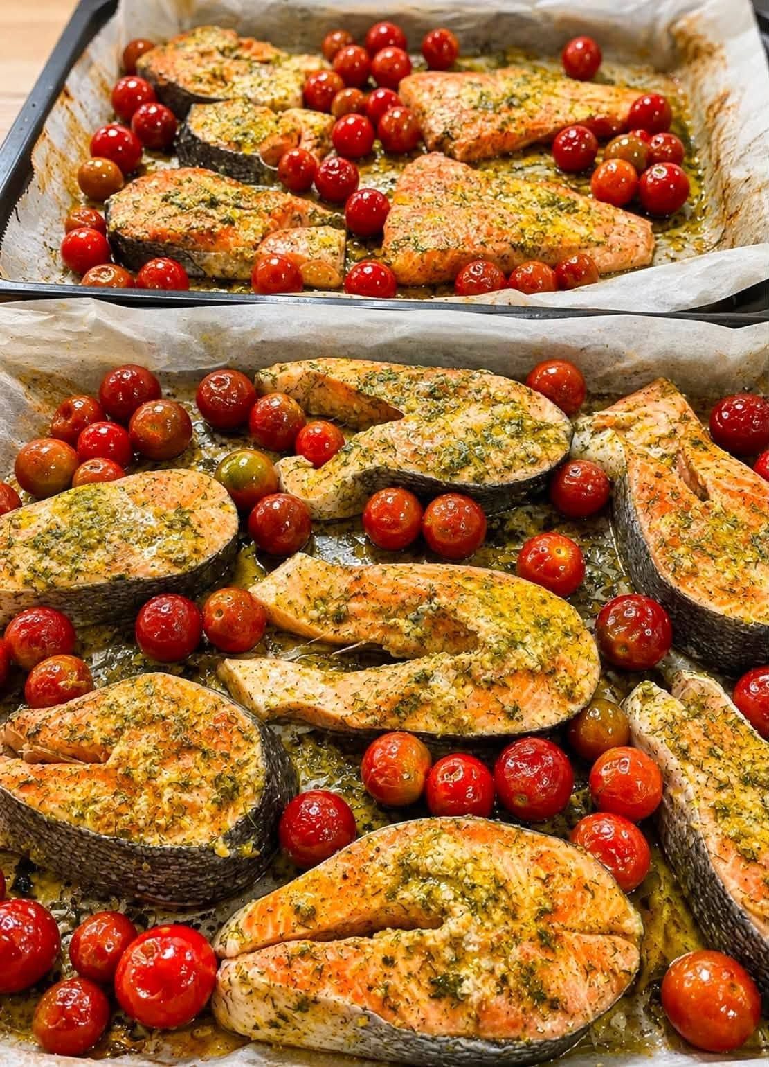 Calabacines y tomates cherry con hierbas, asados en bandejas cubiertas con papel de horno