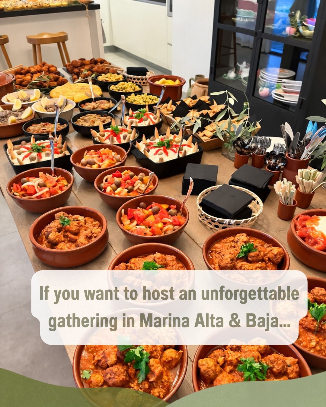 Mesa de bufé con una variedad de platos y postres en un comedor para un evento o reunión