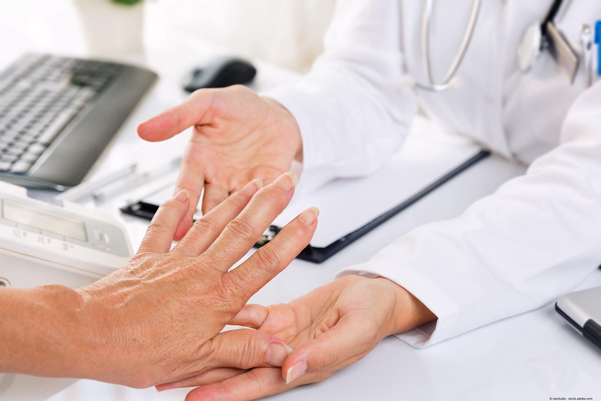 Eine ältere Patientin legt ihre Hand in die einer Ärztin zur Begutachtung