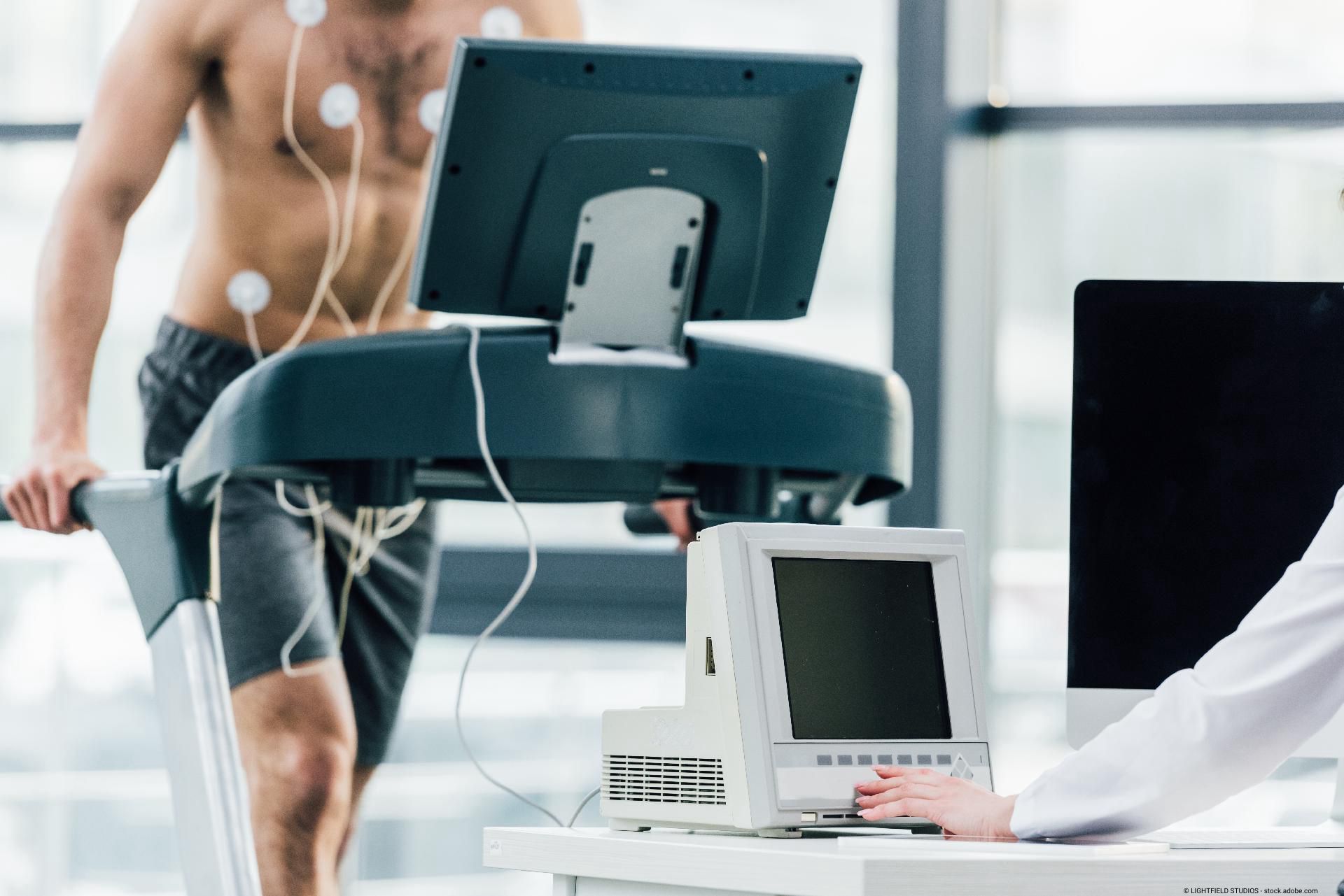 Ein sportlicher Mann macht ein Belastungs-EKG
