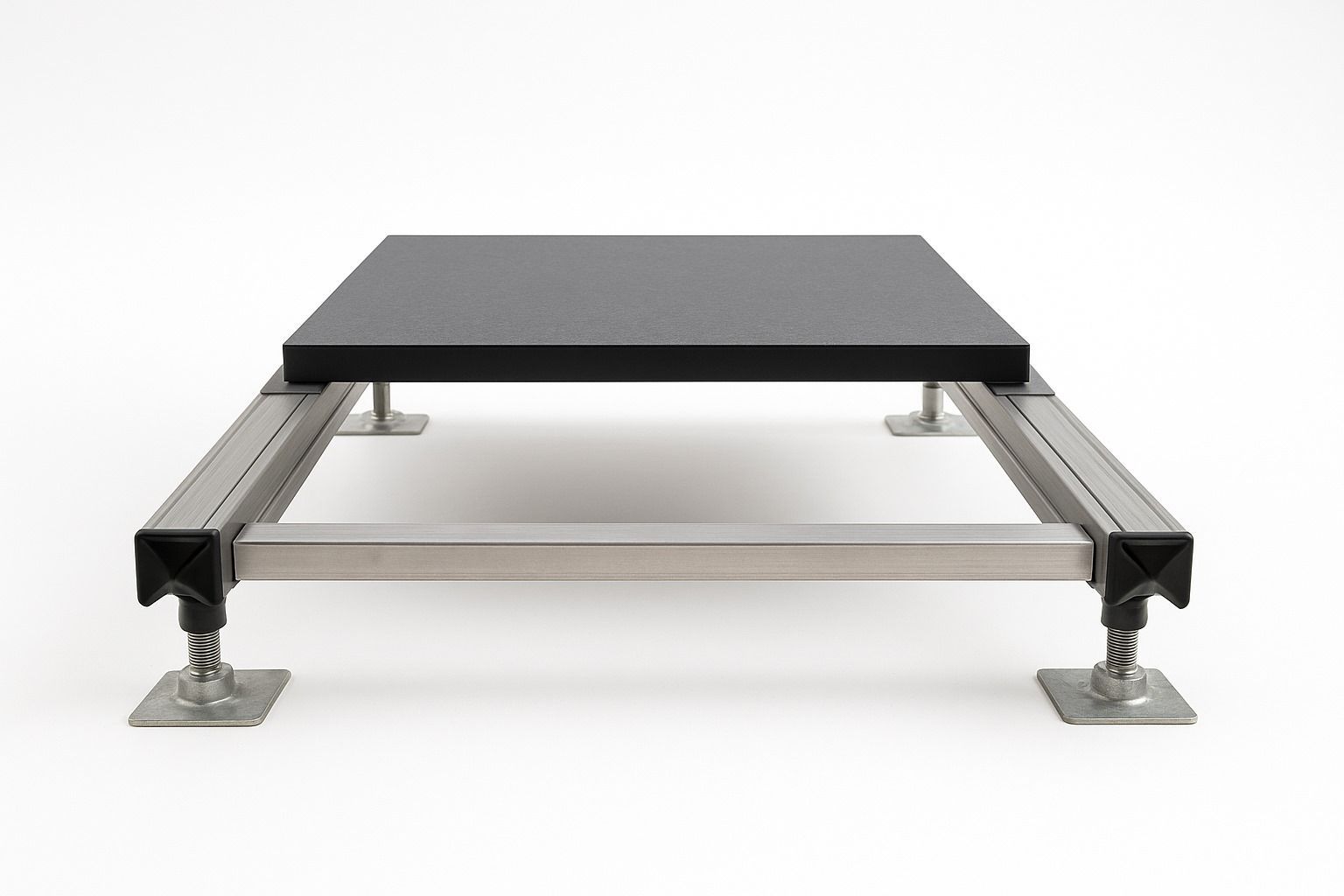 Escritorio de madera junto a una silla gris sobre una alfombra geométrica en blanco, negro y gris.
