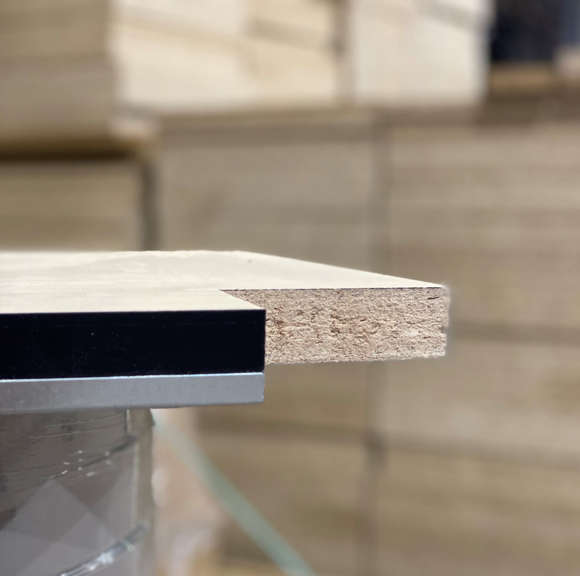 Habitación minimalista con bancos de madera y ventanas inclinadas que dejan entrar la luz natural.