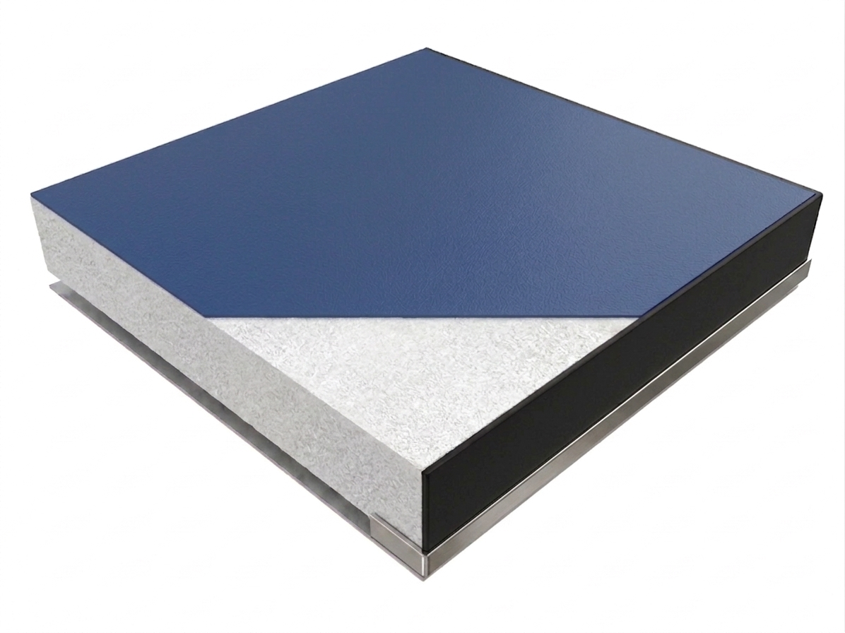 Escritorio de madera junto a una silla gris sobre una alfombra geométrica en blanco, negro y gris.