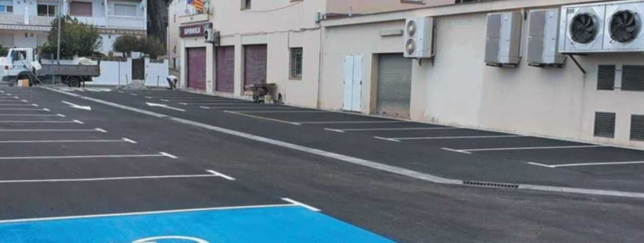 Un estacionamiento con un lugar de estacionamiento para discapacitados en el medio.