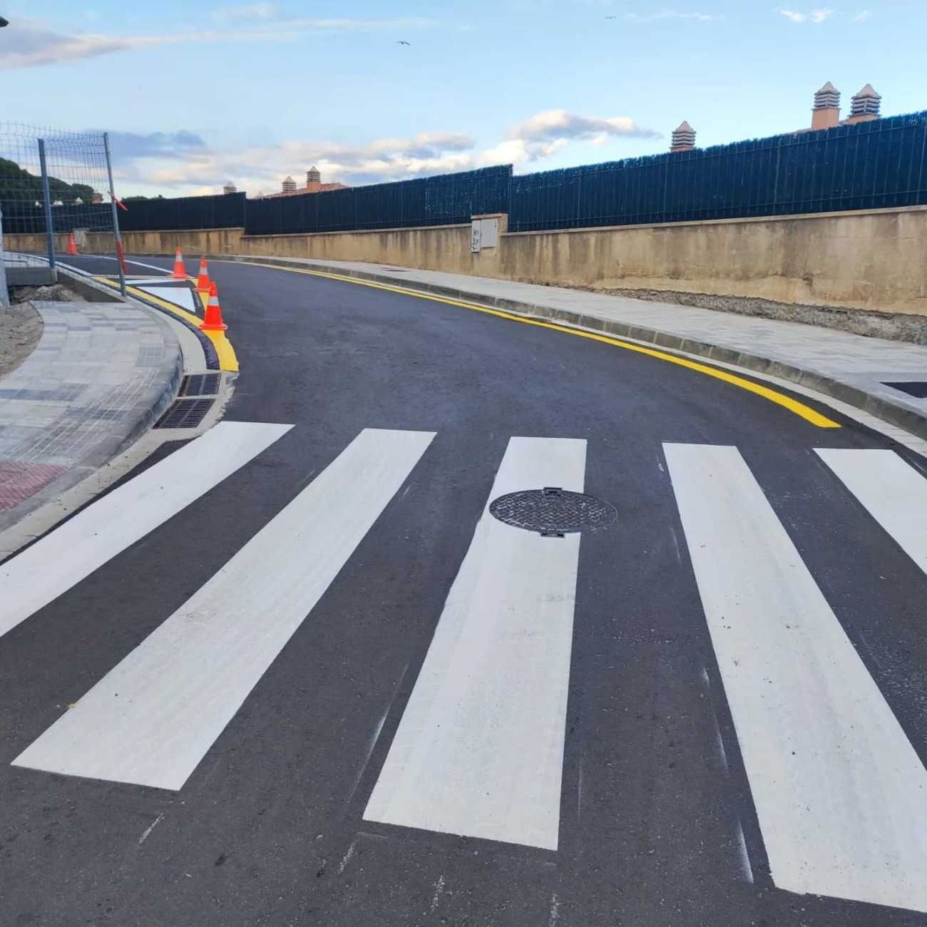 Un paso de cebra con un agujero en el medio