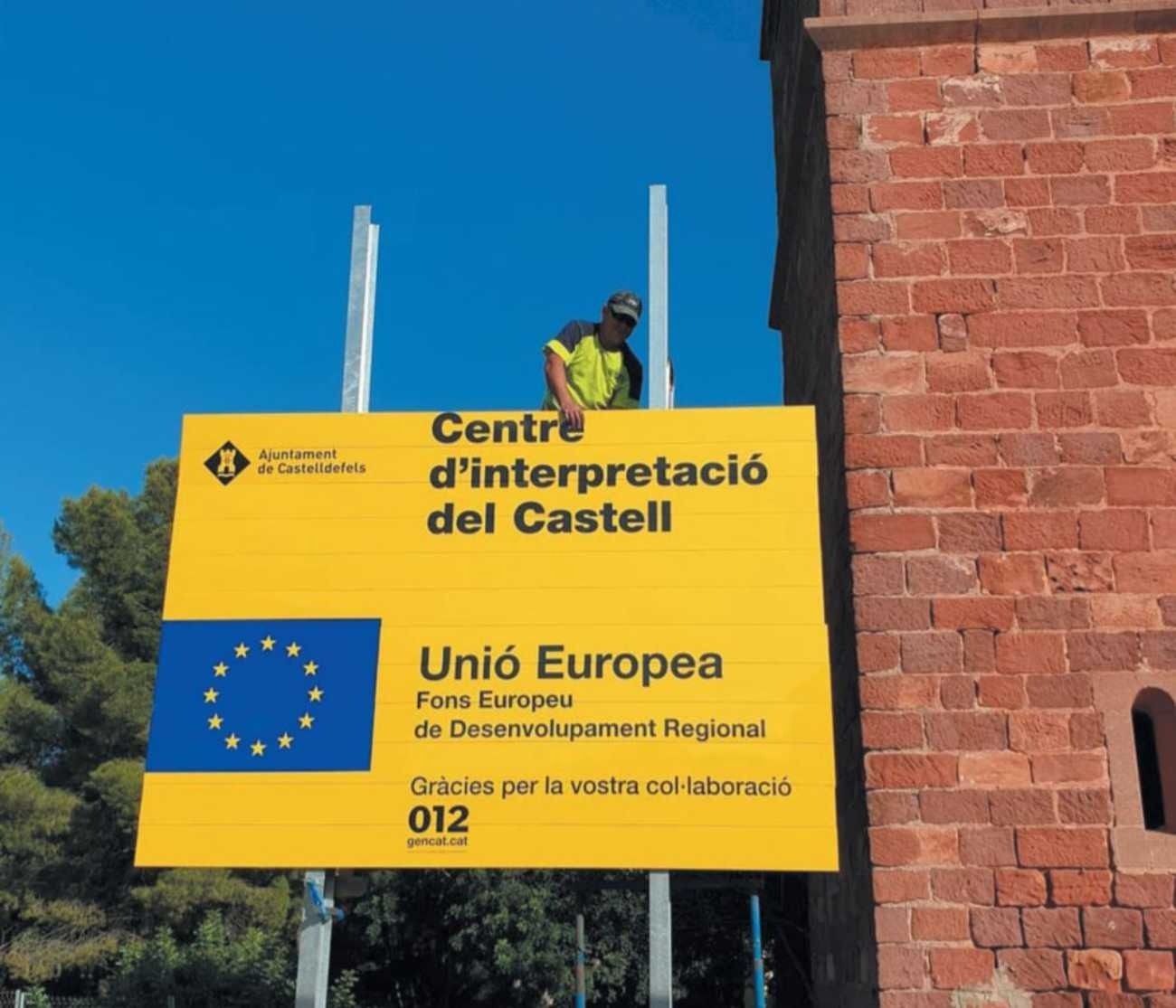 Un cartel amarillo que dice centro de interpretación del castillo