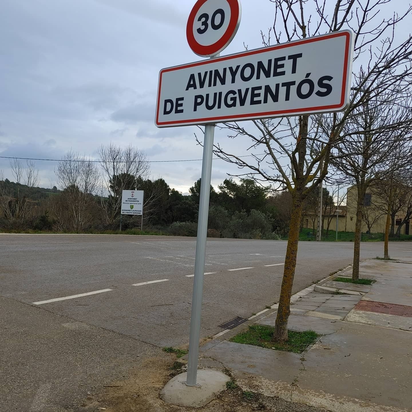 A sign that says avinyonet de puigventos on it