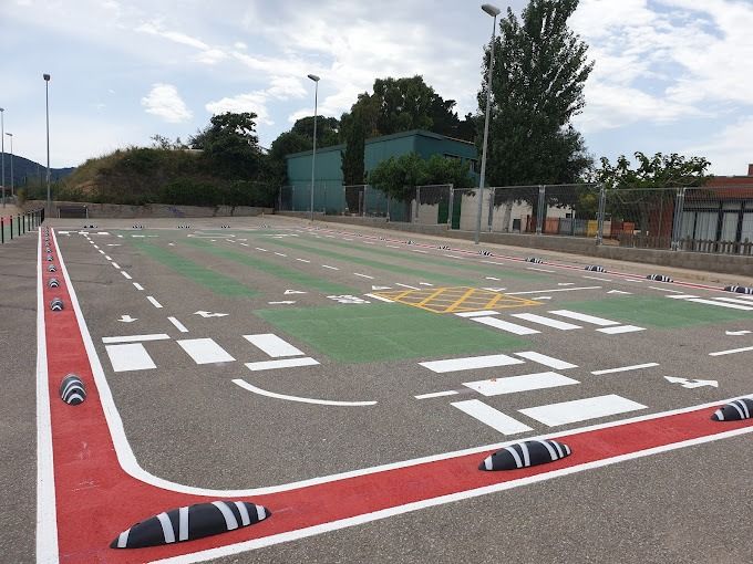 Un camino con algunos baches a los lados