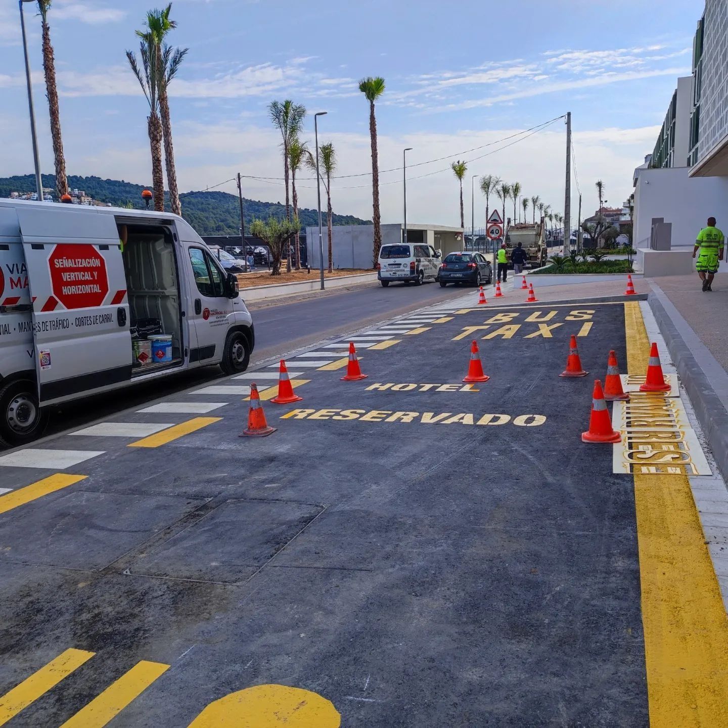Una camioneta blanca con la palabra reservada pintada en ella