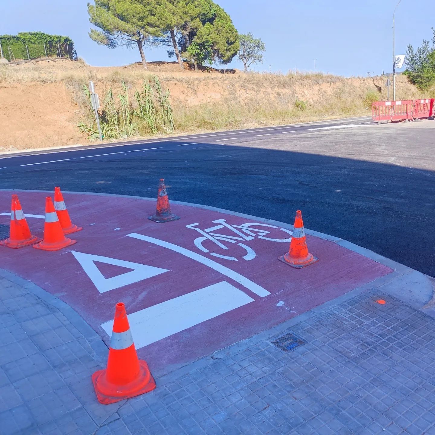 Un carril bici está pintado al costado de la carretera.