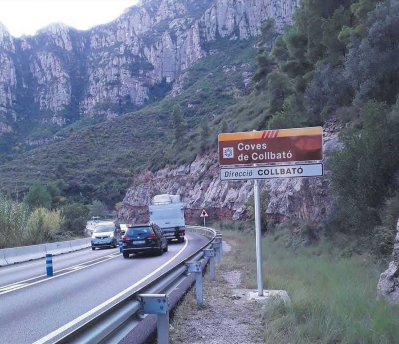 Un cartel al costado de una carretera dice Coves de Colbato