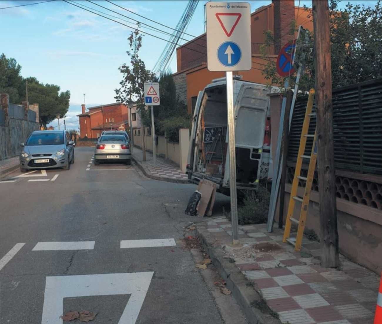 Un cartel blanco con una flecha azul.