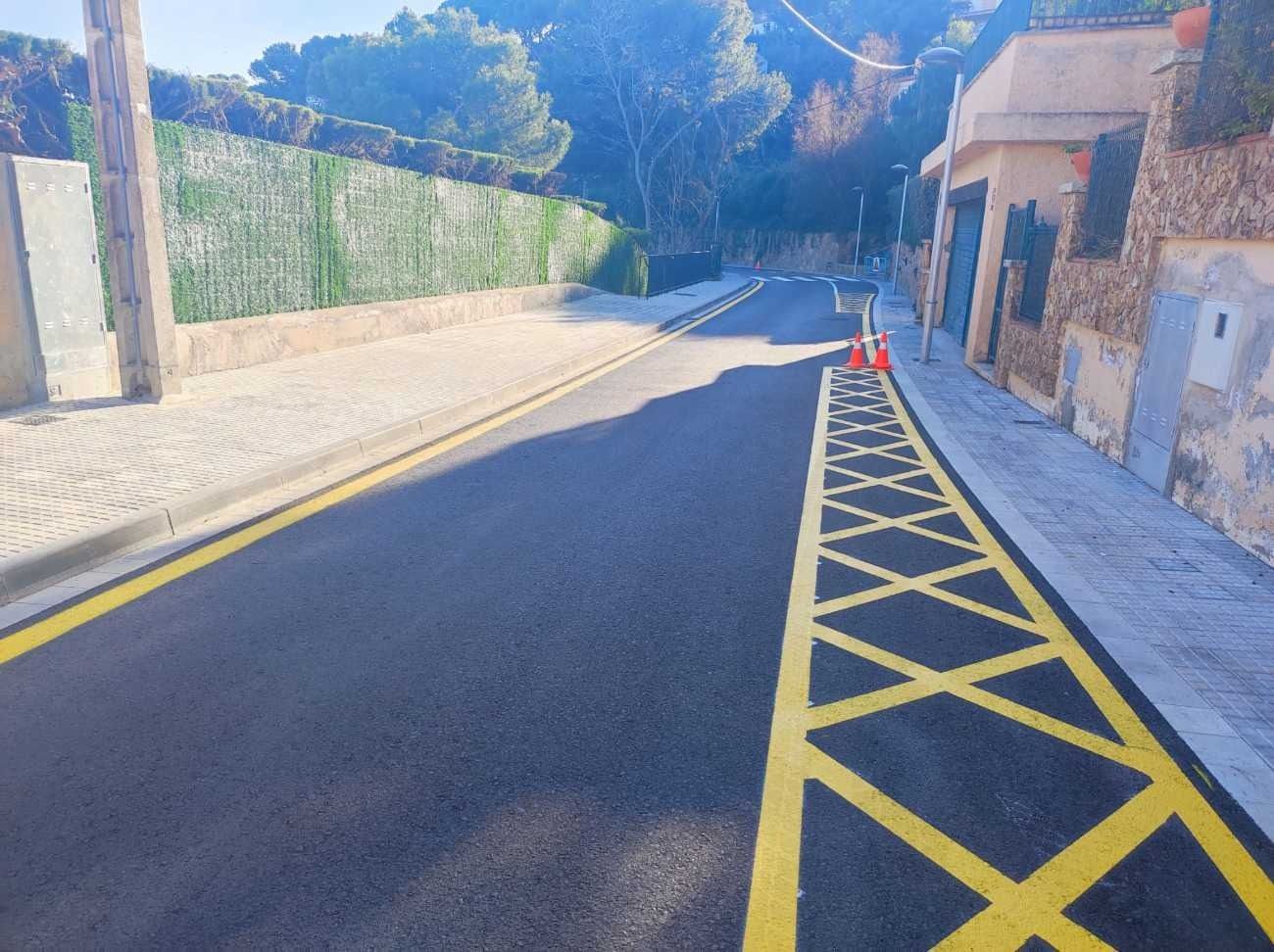 Una carretera con una línea amarilla al costado