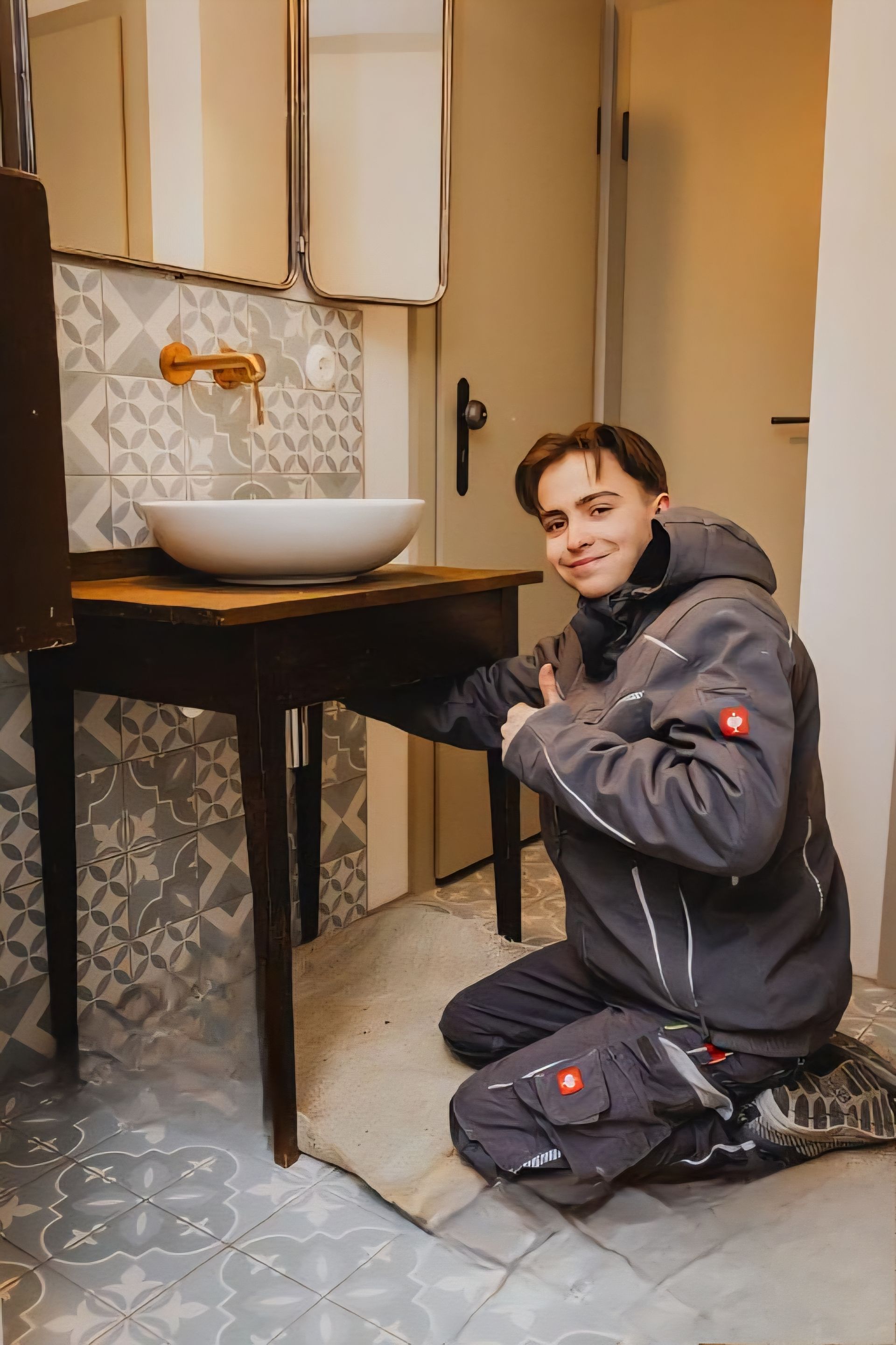 Paul Weise bei der Montage eines Siphons