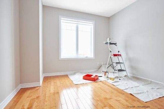 Baugeschäft Grahn Malerzubehör in einem leeren Zimmer