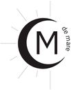 Logotipo de luna creciente negra con una M grande y las palabras “de mare” sobre un fondo blanco.