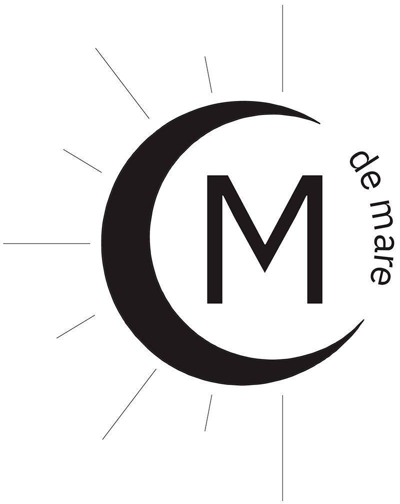 Logotipo de luna creciente negra con una M grande y las palabras &ldquo;de mare&rdquo; sobre un fondo blanco.