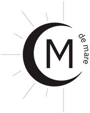 Logotipo de luna creciente negra con una M grande y las palabras “de mare” sobre un fondo blanco.