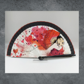 Un abanico con la foto de una niña.