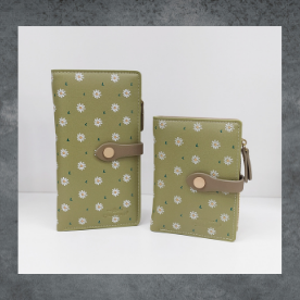 Dos carteras verdes con margaritas blancas.