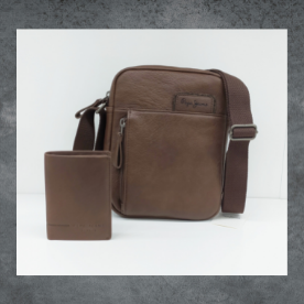 Un bolso de mensajero marrón con una billetera adjunta.