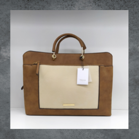 Un bolso marrón y beige con una etiqueta.
