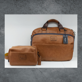 Un maletín marrón y una bolsa de cosméticos marrón están sobre una mesa.