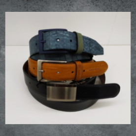 Tres cinturones de diferentes colores se apilan uno encima del otro