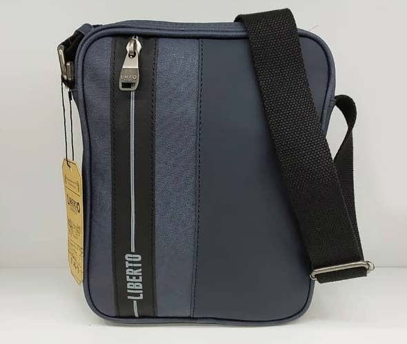 Un bolso mensajero Liberty azul con una correa negra.