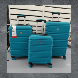 Tres maletas azules están una al lado de la otra en una tienda.