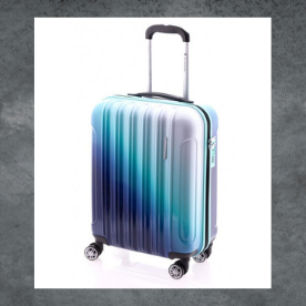 Una maleta azul y blanca con ruedas sobre un fondo blanco.