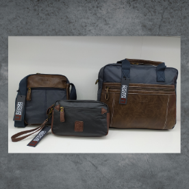 Hay tres bolsas alineadas sobre una mesa y una de ellas tiene la palabra jefe escrita.