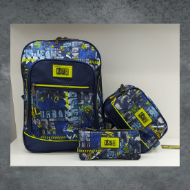 Una mochila y una bolsa de almuerzo están en un estante.