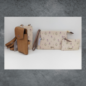 Un conjunto de tres bolsos que incluye una funda para teléfono móvil y una billetera.