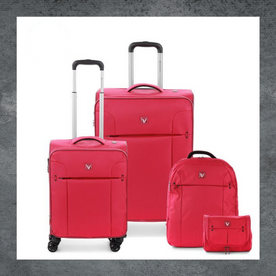 Tres maletas rojas y una mochila sobre un fondo blanco.