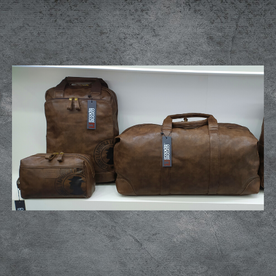 Un grupo de bolsas marrones con una etiqueta que dice