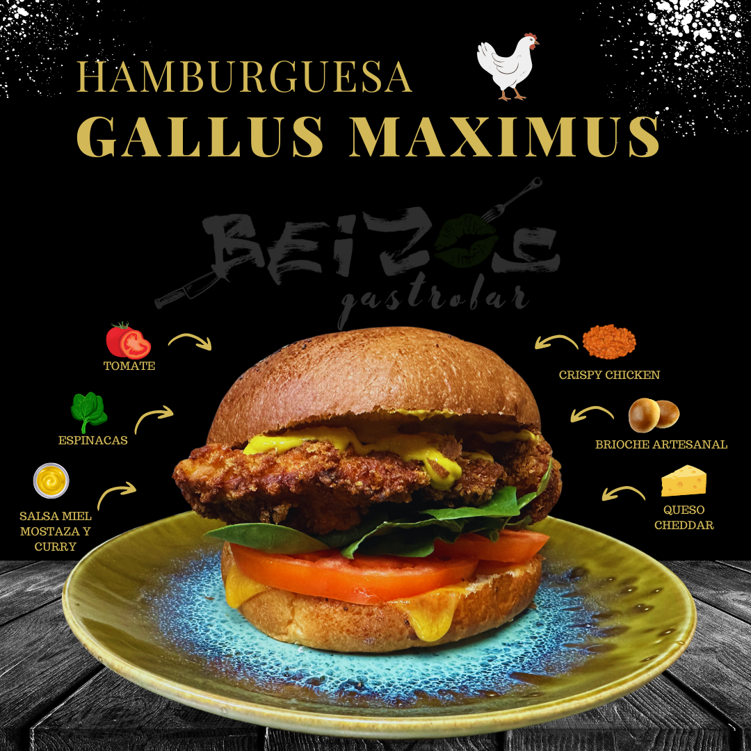 Una hamburguesa con pollo, queso, tomates y lechuga en un plato.