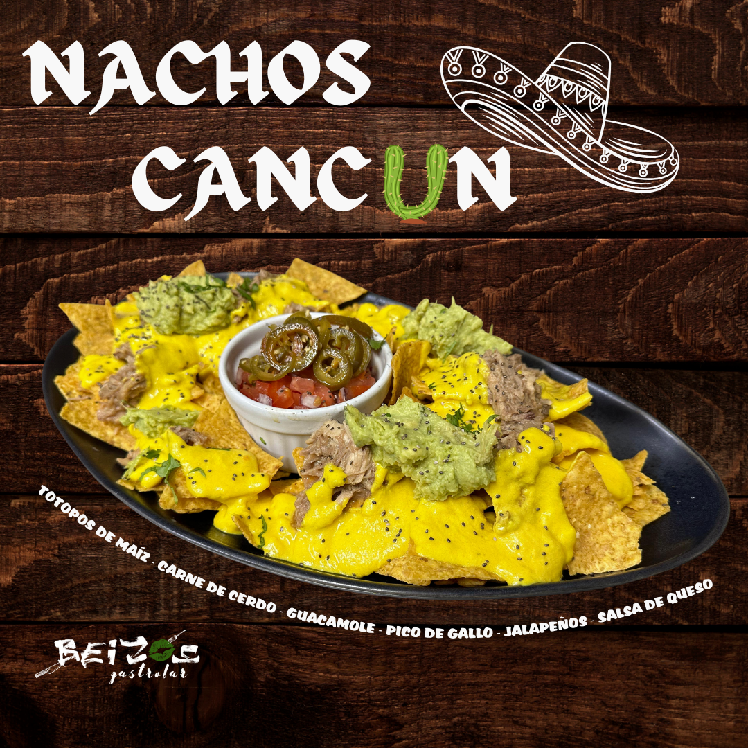 Un plato de nachos con guacamole y jalapeños en una mesa de madera.