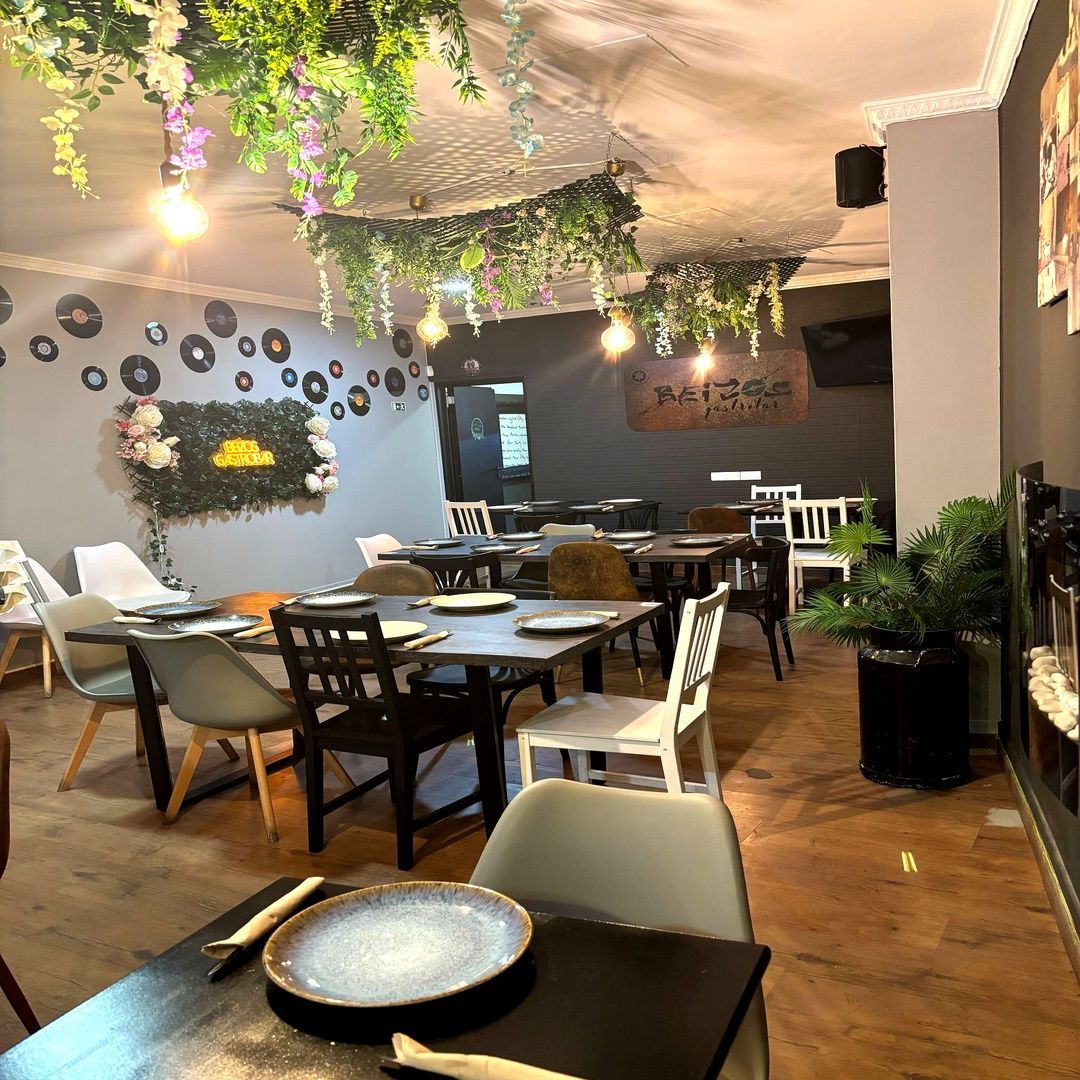 Un restaurante con mesas y sillas y platos en ellas.