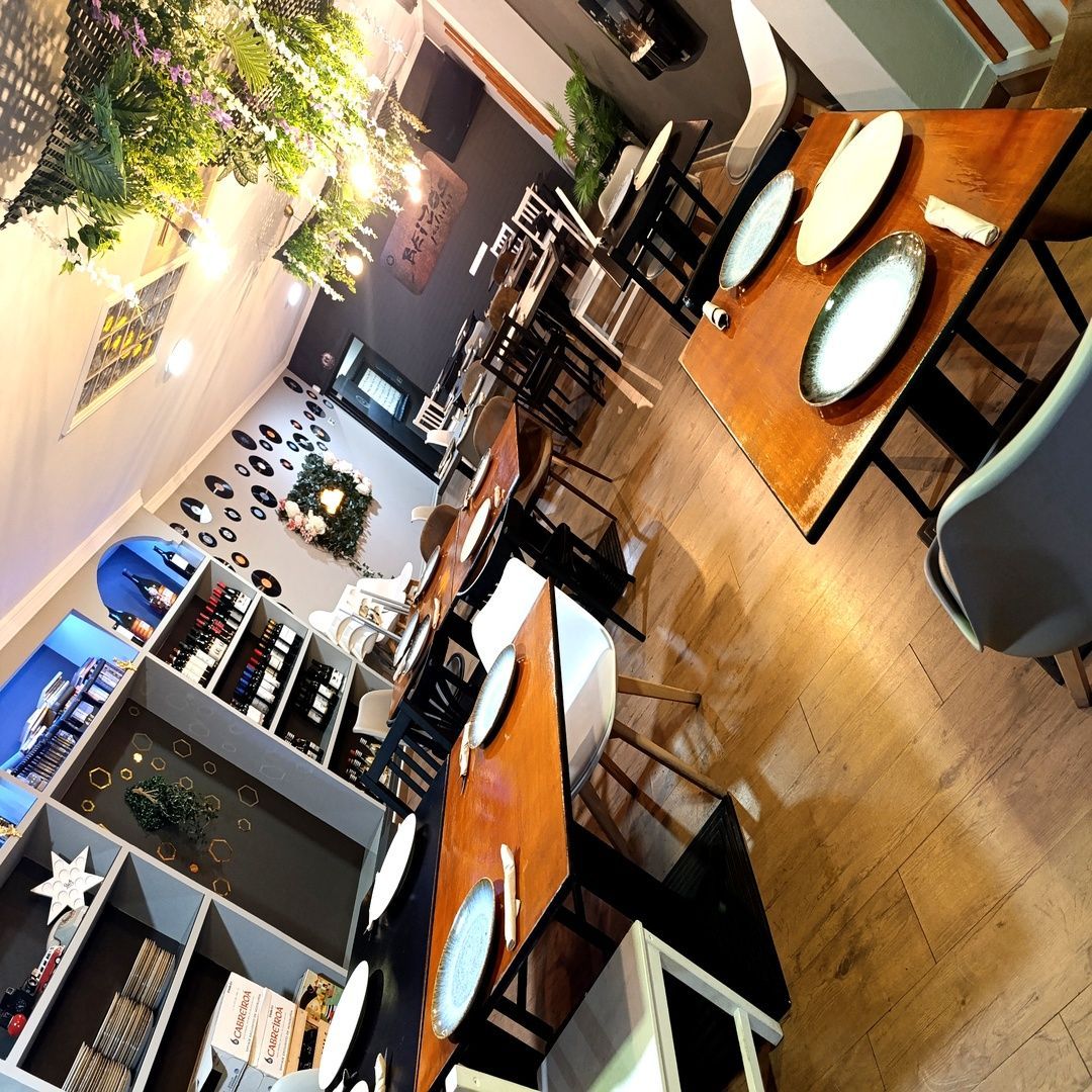 Un restaurante con muchas mesas y sillas