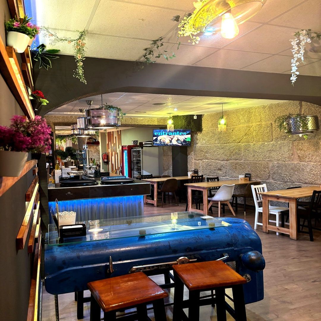 Un restaurante con mesas y sillas y una mesa de billar.