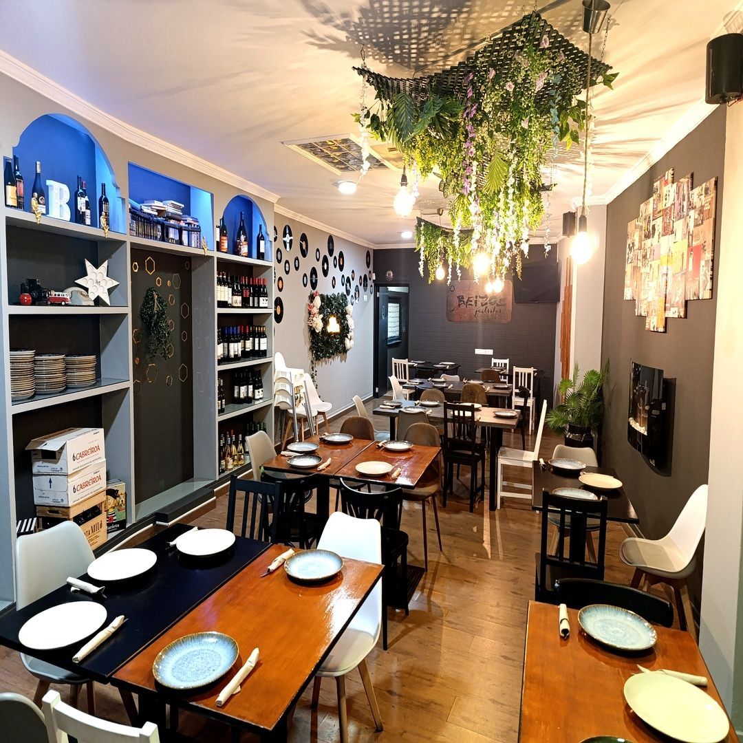 Un restaurante con mesas y sillas y platos en ellas.