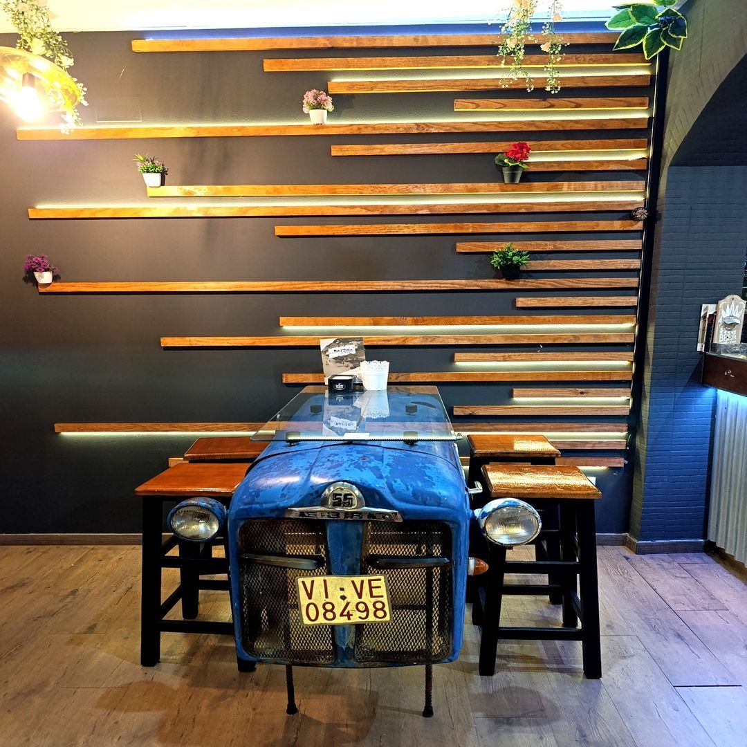 Una mesa con una matrícula que dice vive 08498