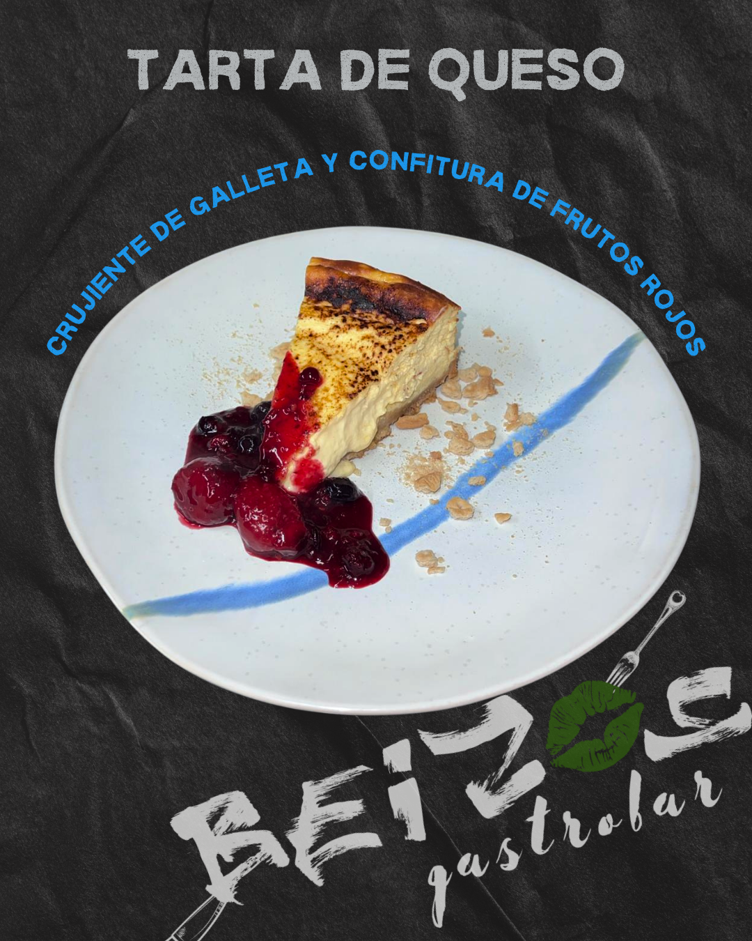 Un plato blanco con una rebanada de tarta de queso encima.