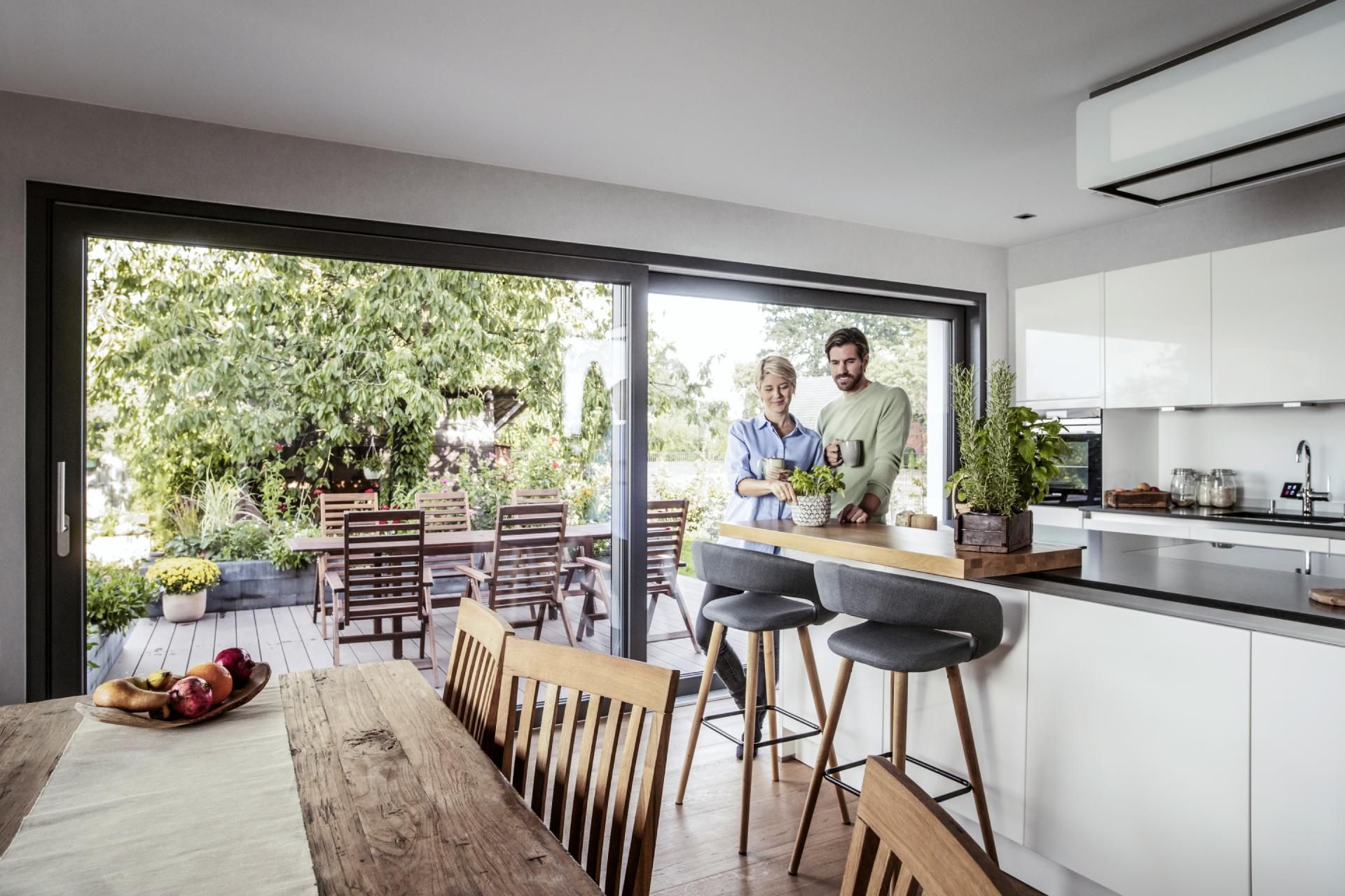 Paar in heller moderner Küche