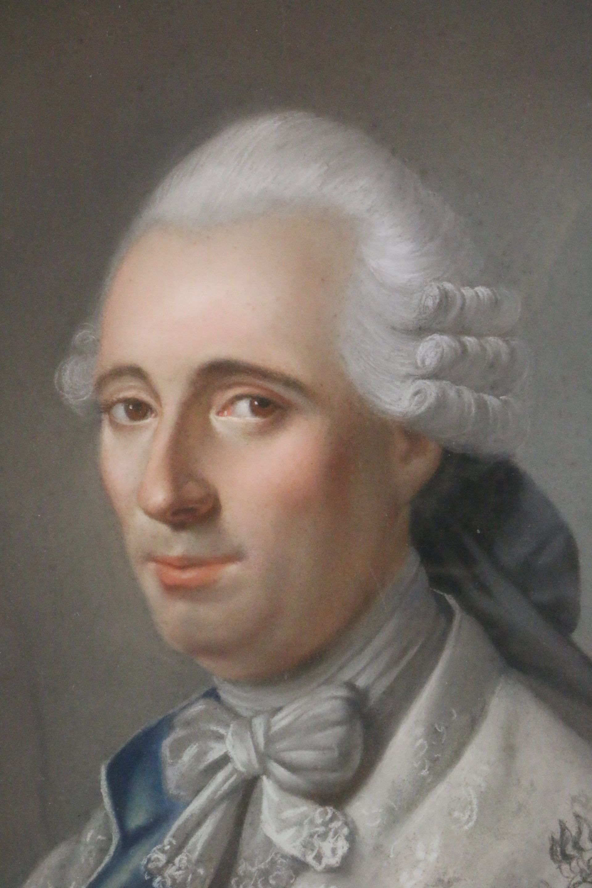 Portrait d'un homme aux cheveux blancs, au teint clair et à la tenue blanche formelle 