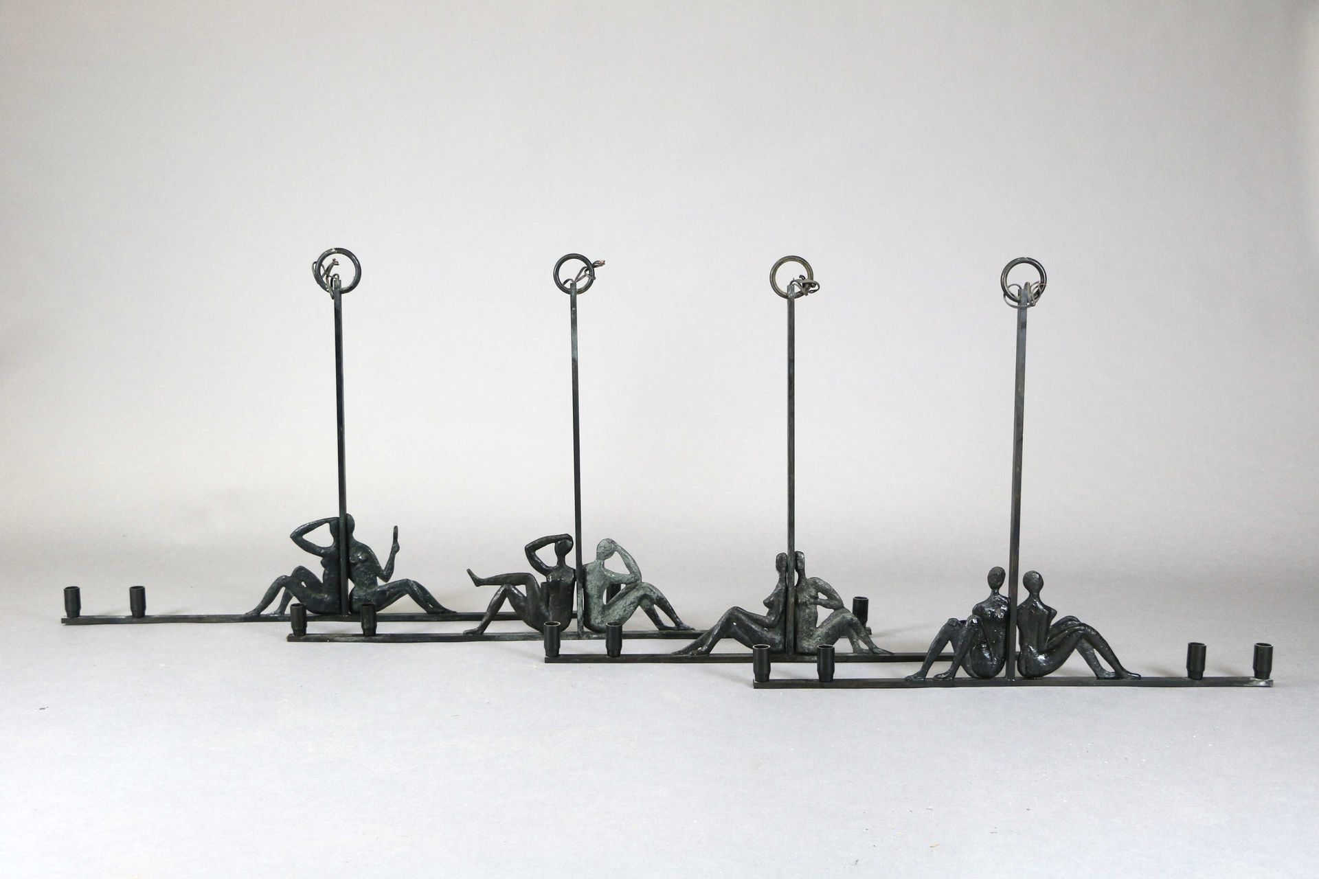 Une scène bondée avec des personnages échangeant des cadeaux devant un arrière-plan urbain