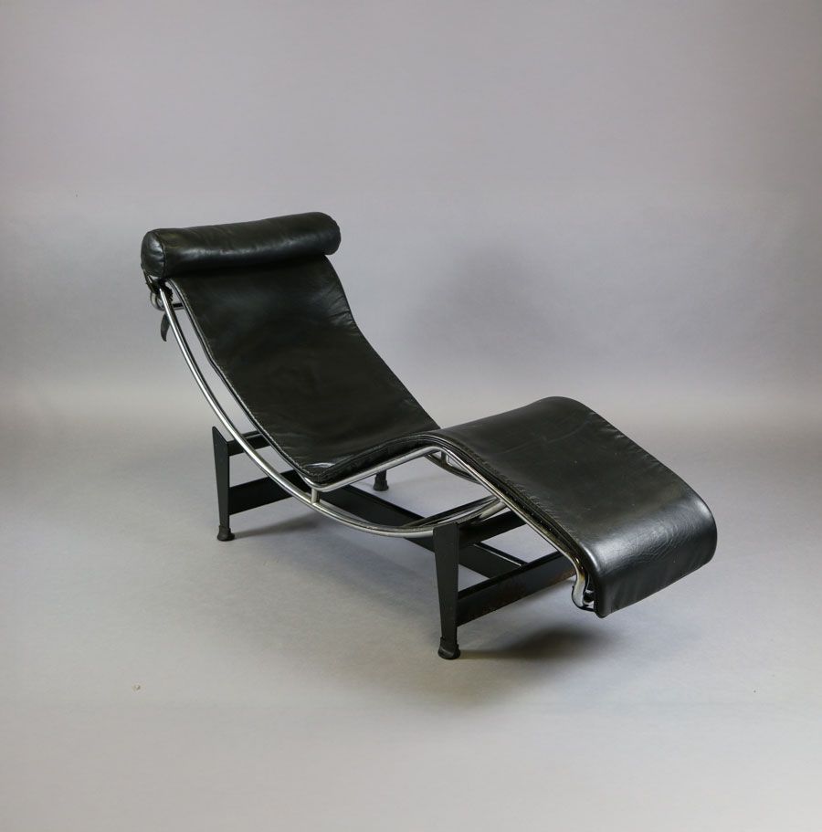 Chaise longue en cuir noir et chrome sur fond gris