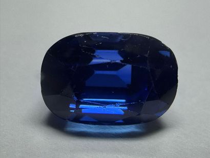 Saphir ovale. 3,92 carats.

adjugé 80 600 euros frais compris